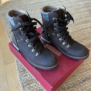 Kodiak Surrey II waterproof, thinsulate boot.  Excellent condition.